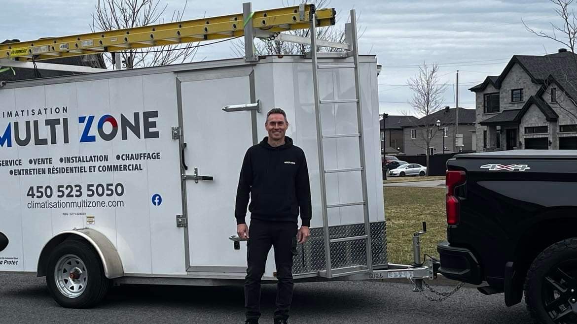Patrick Paquet, propriétaire, devant la remorque Climatisation Multi Zone